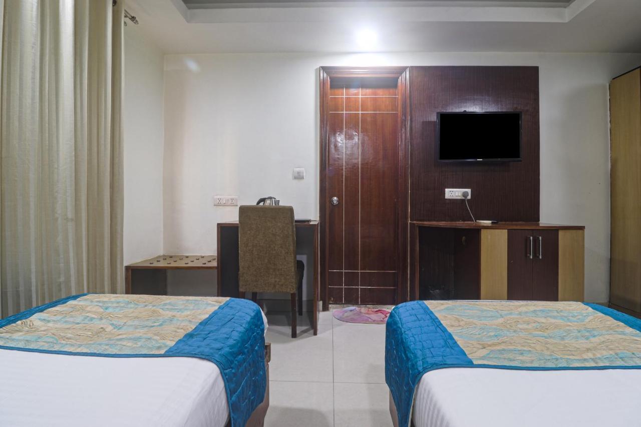 Hotel Sizzling Starr New Delhi Bagian luar foto