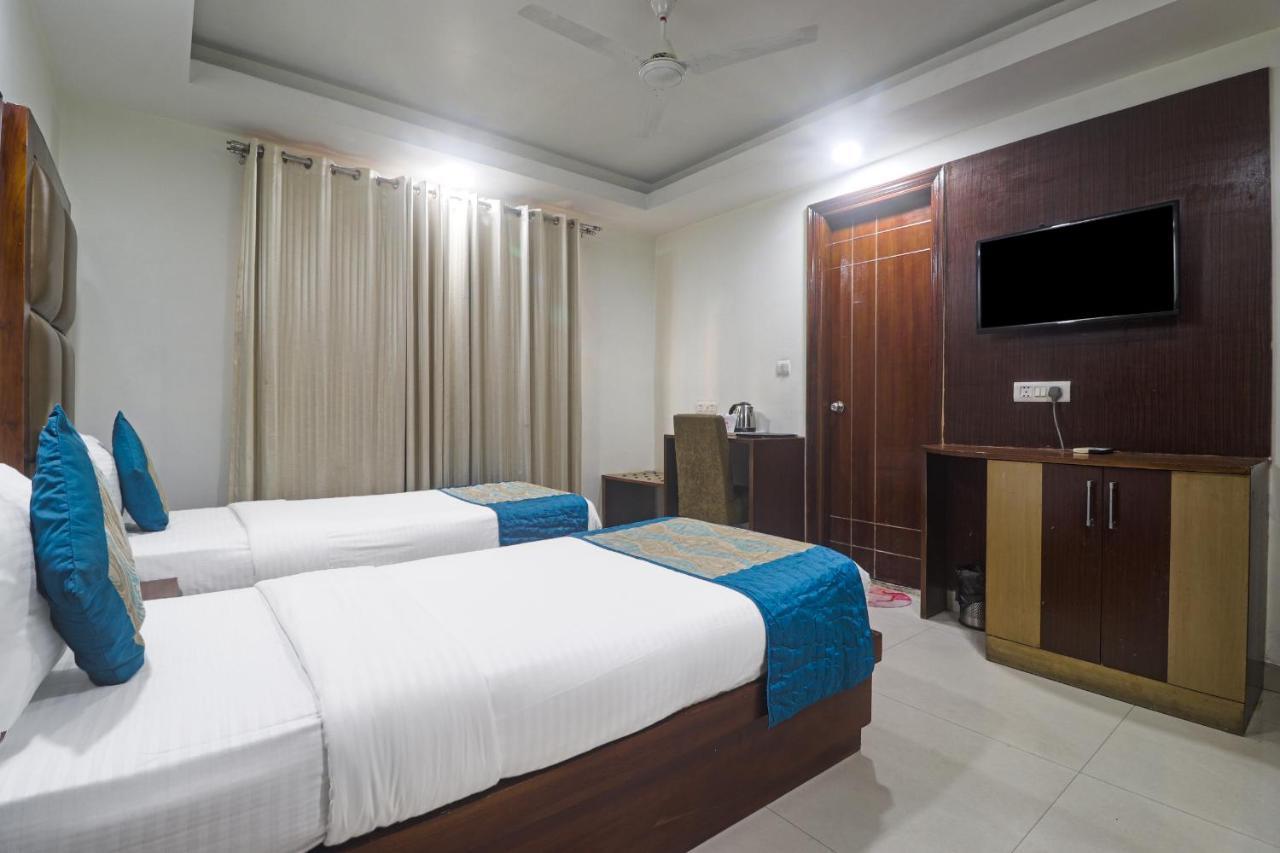 Hotel Sizzling Starr New Delhi Bagian luar foto
