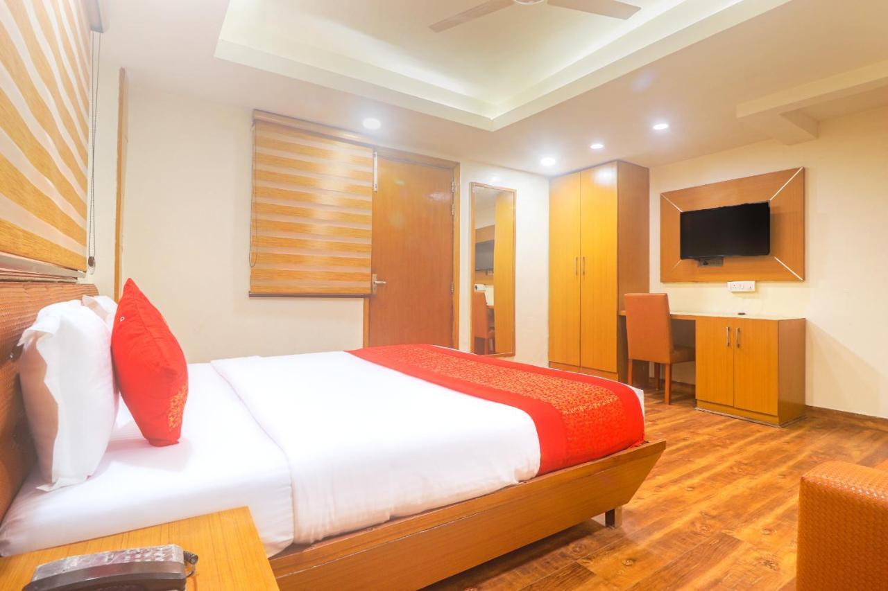 Hotel Sizzling Starr New Delhi Bagian luar foto