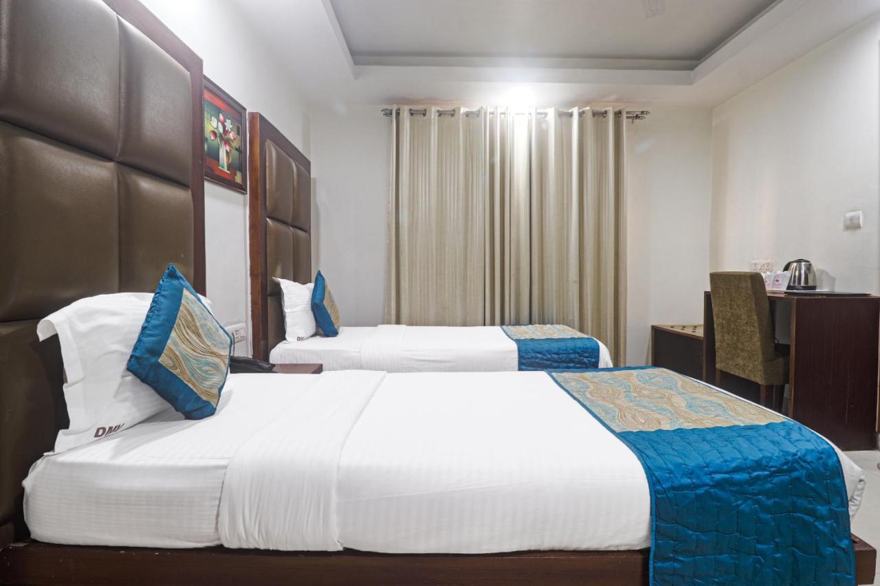 Hotel Sizzling Starr New Delhi Bagian luar foto